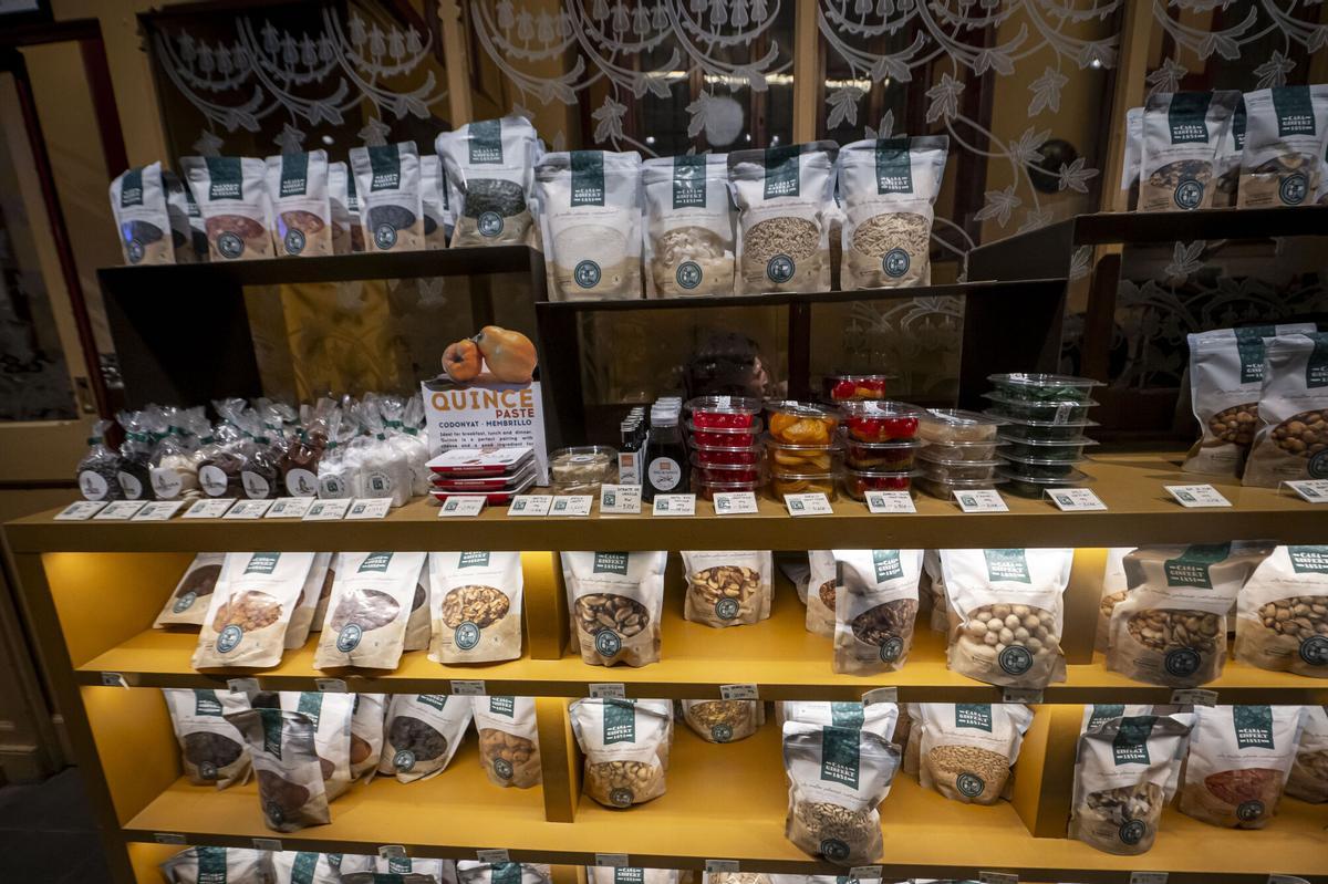 Interior de la tienda Casa Gispert de frutos secos, desde 1851 en el barrio de la Ribera de Barcelona