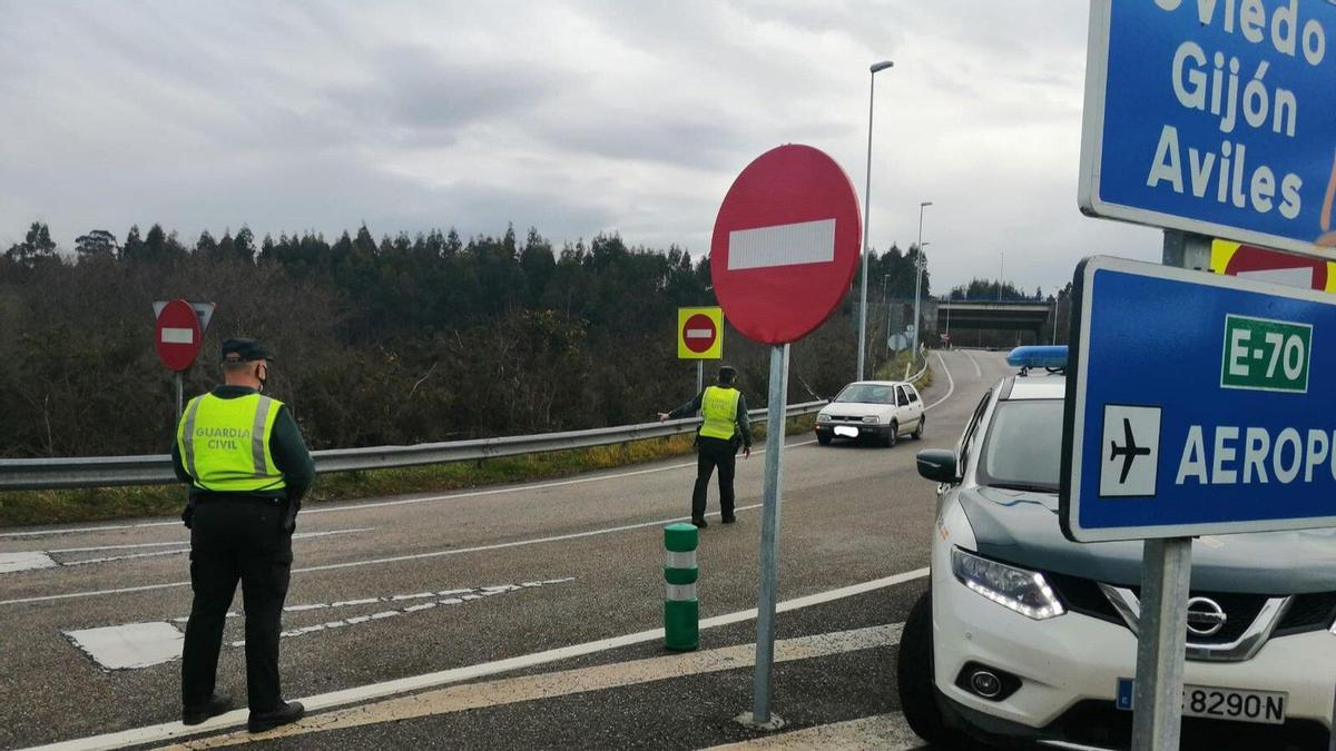 UN CONTROL DE LA GUARDIA CIVIL EN VEGARROZADAS (CASTRILLON).