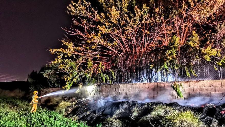 Los bomberos trabajando para extinguir las llamas