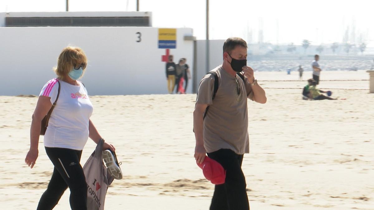 Las mascarillas en la playa podrían desaparecer