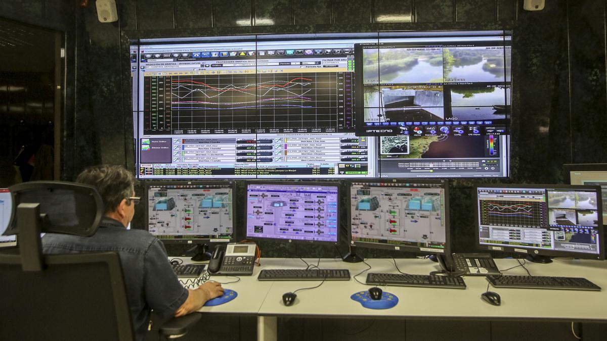 Un técnico controla la distribución del agua en Alicante.