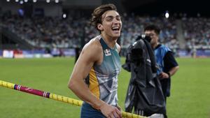 Armand Duplantis de Suecia celebra después de ganar la final de salto con pértiga masculina y un nuevo récord mundial