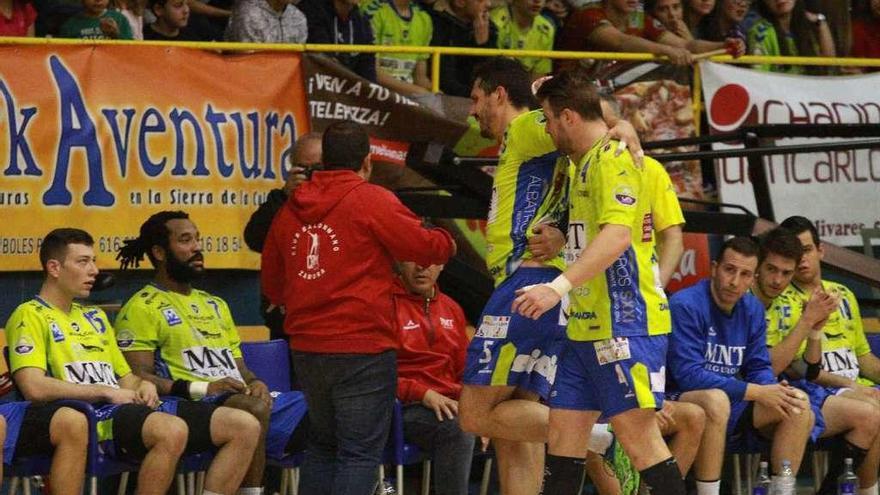 Eduardo García Valiente, con sus jugadores, en el banquillo durante el partido del pasado sábado.