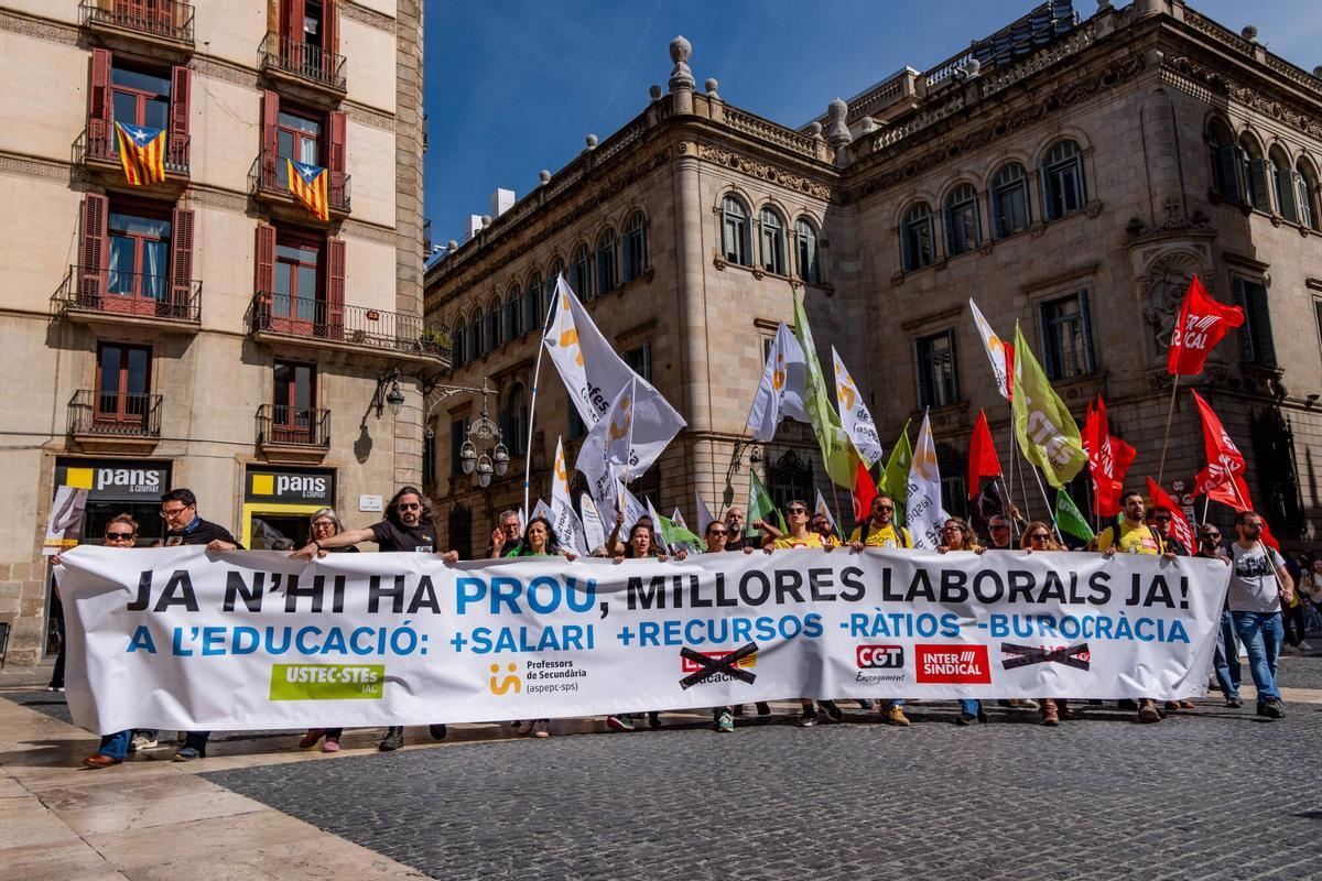 Docentes en huelga se manifiestan en la plaza de Sant Jaume de Barcelona, el 16 de marzo de 2026. Docentes en huelga se manifiestan en la plaza de Sant Jaume de Barcelona, el 16 de marzo de 2026.