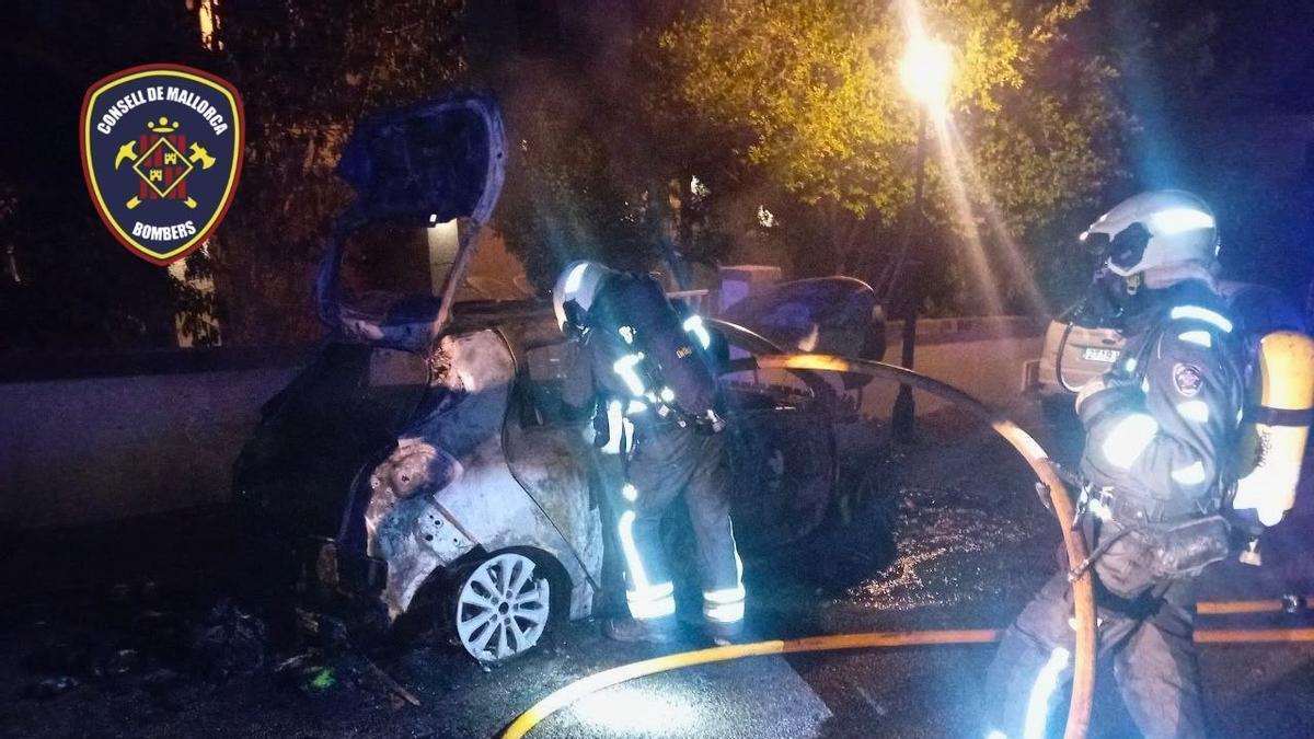 Bombers de Mallorca sofocan el fuego en un coche eléctrico aparcado en Betlem.