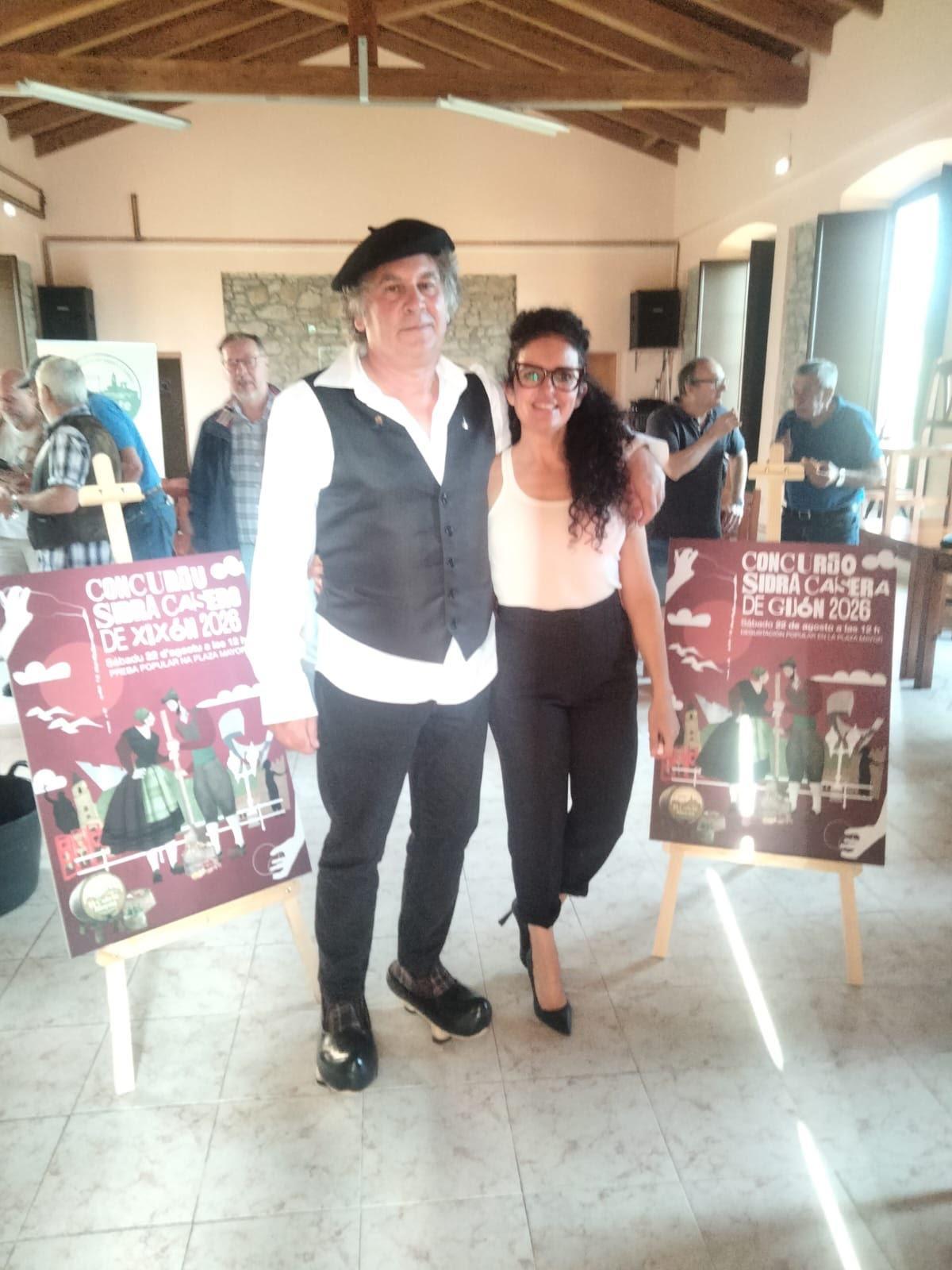 Roberto González  y Leticia González Díaz, diseñadora del cartel del certamen gijonés.