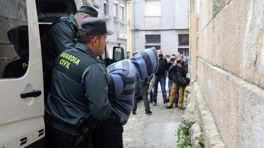 Uno de los detenidos por el crimen de Vilanova, llegando al juzgado el domingo. // Brais Lorenzo