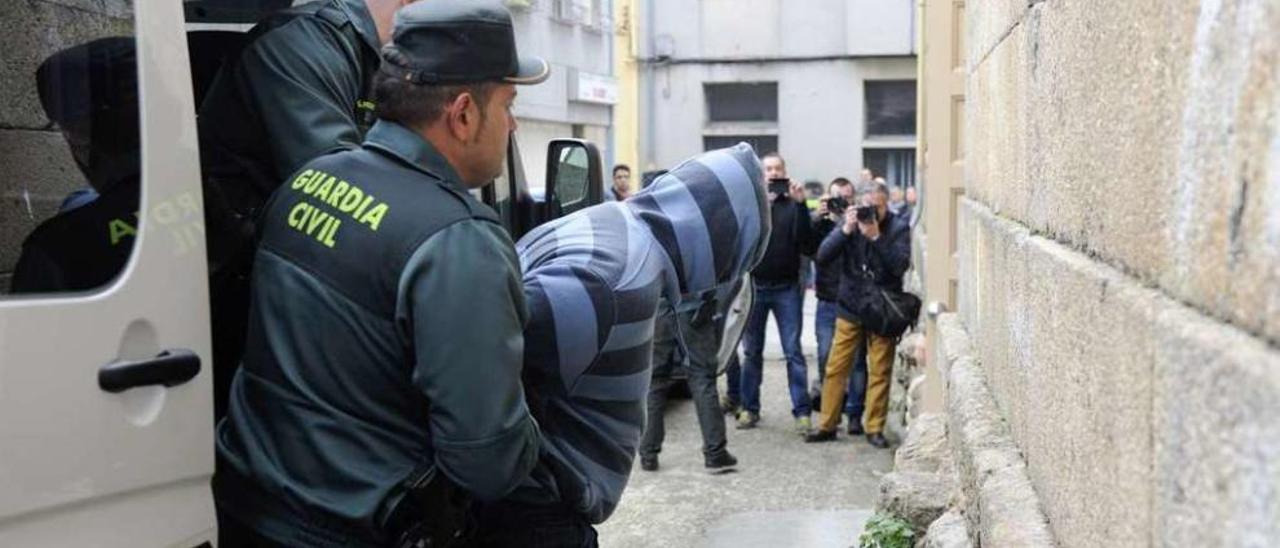 Uno de los detenidos por el crimen de Vilanova, llegando al juzgado el domingo. // Brais Lorenzo