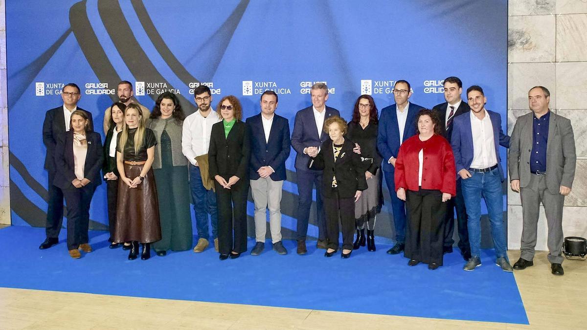 Rueda con las 16 personas invitadas a participar en el acto celebrado en la Cidade da Cultura