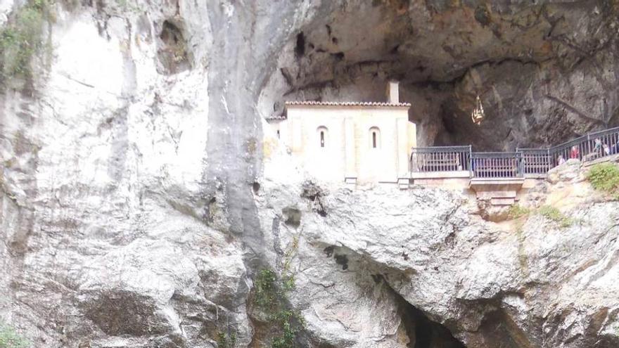 La cueva de la Santina, sin su &quot;chorrón&quot;.