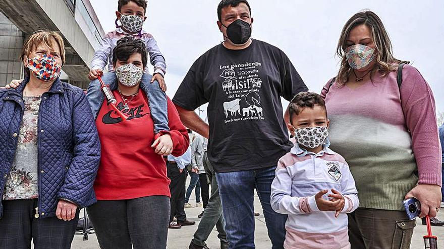 Daniel Vicente García y (a la derecha) Mónica Medina, ganaderos de Cangas del Narcea, con sus hijos pequeños Pablo y Pelayo, la abuela de estos (a la izquierda) María del Carmen y su prima Lucía. | Irma Collín