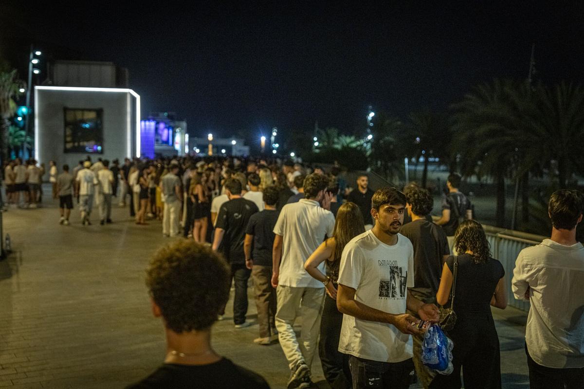 Reportaje de turistas que pernoctan en la playa y en la vía pública para evitar el coste del alojamiento durante sus vacaciones en Barcelona. Las imágenes muestran distintos puntos donde pasan la noche, junto con entrevistas a algunos de ellos. A 6 de agosto de 2026. Sociedad. AUTOR: MANU MITRU