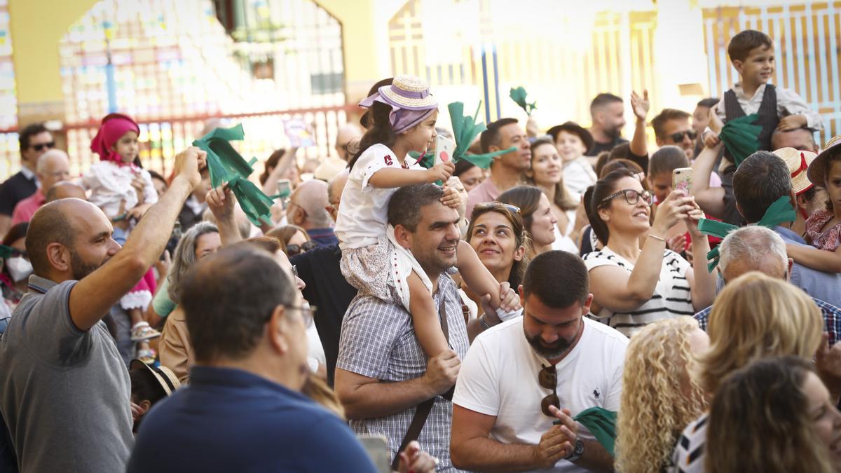 Las familias disfrutando junto a sus hijos de la celebración del Día de Canarias en la sección de Infantil.