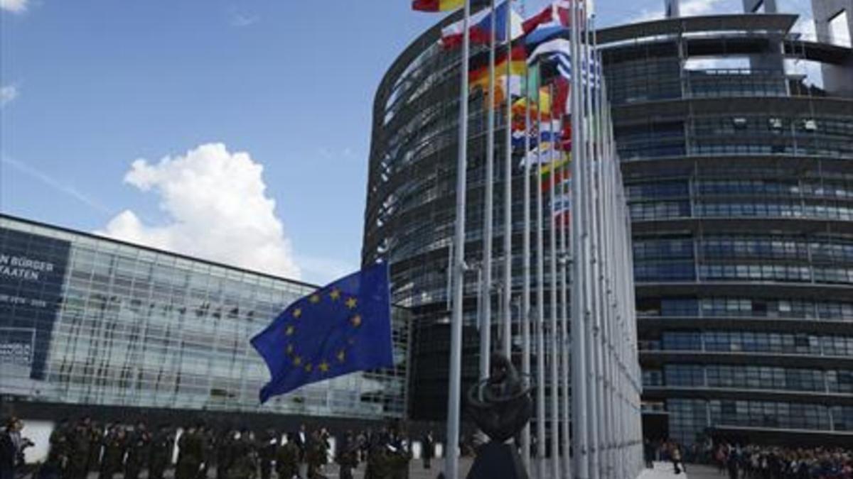 Interior y exterior del Parlamento Europeo. A la izquierda, en el círculo, Antonio Tajani, su presidente.