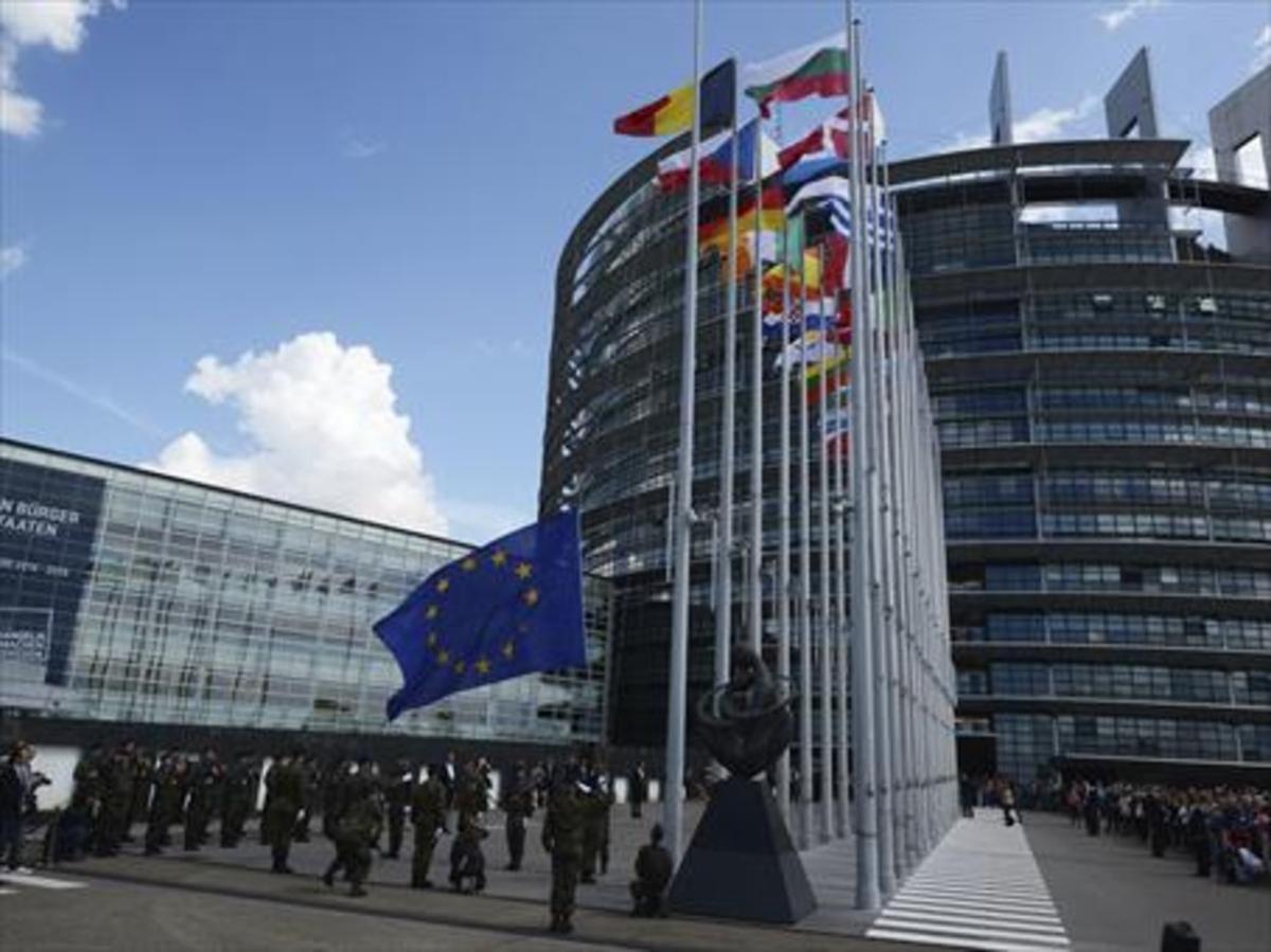 Interior y exterior del Parlamento Europeo. A la izquierda, en el círculo, Antonio Tajani, su presidente.