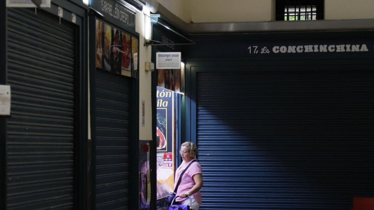 Dentro de los mercados, hay puestos disponibles.