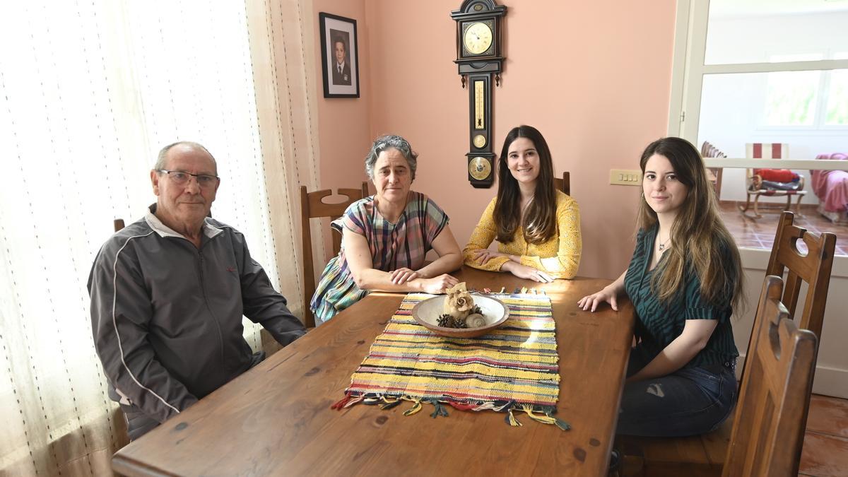 Dafne y Enya junto a sus padres