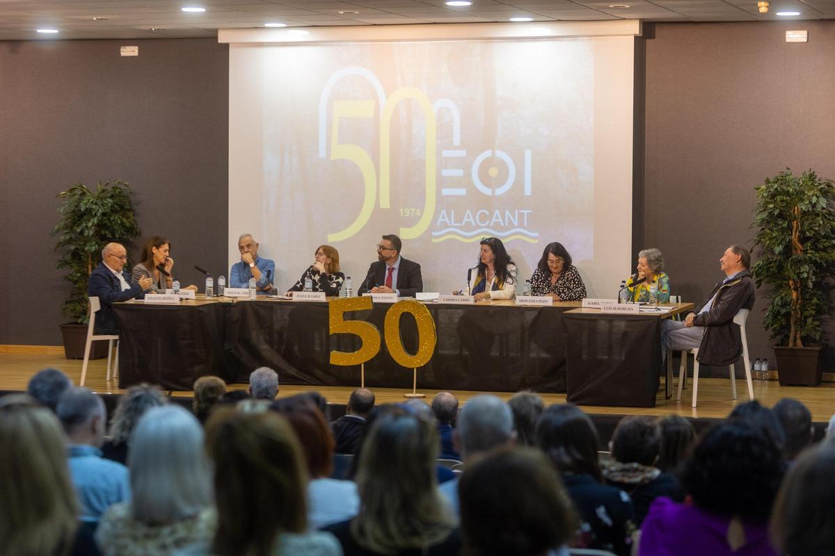 Exdirectores y otros representantes han debatido sobre la historia y el futuro de la Escuela de Idiomas de Alicante