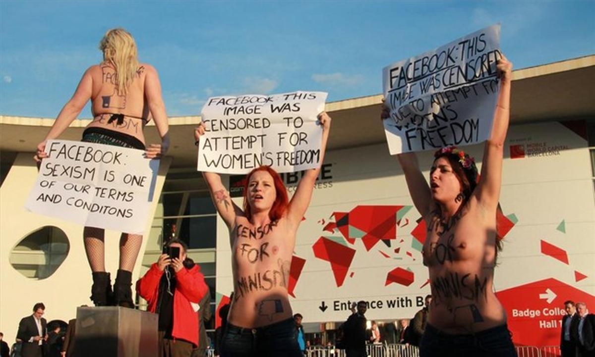 Activistes de Femen es manifesten contra Mark Zuckeberg a les portes del Mobile World Congress.