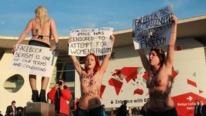 Activistes de Femen es manifesten contra Mark Zuckeberg a les portes del Mobile World Congress.