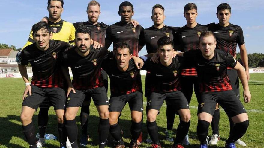 Equipo titular del Lalín que ayer debutó en el Cortizo con una goleada al Val do Ulla. // Bernabé/Javier Lalín