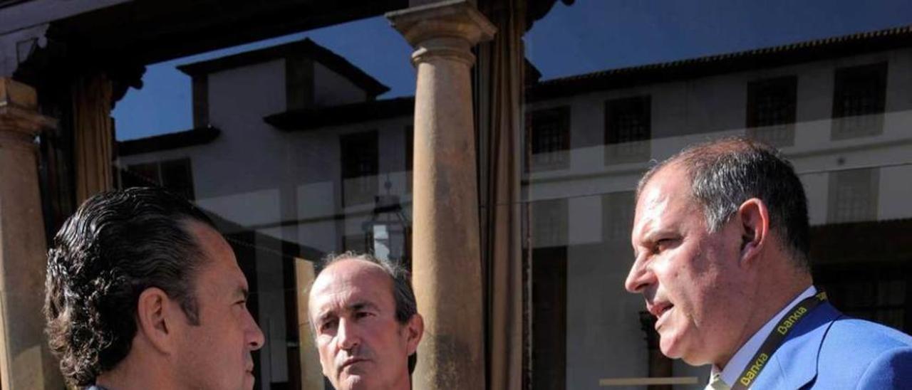 Por la izquierda Alberto González, director general de FADE, Fernando Fernández-Kelly, presidente de la Cámara de Comercio de Oviedo, y Álvaro Platero conversan durante un receso de la jornada.