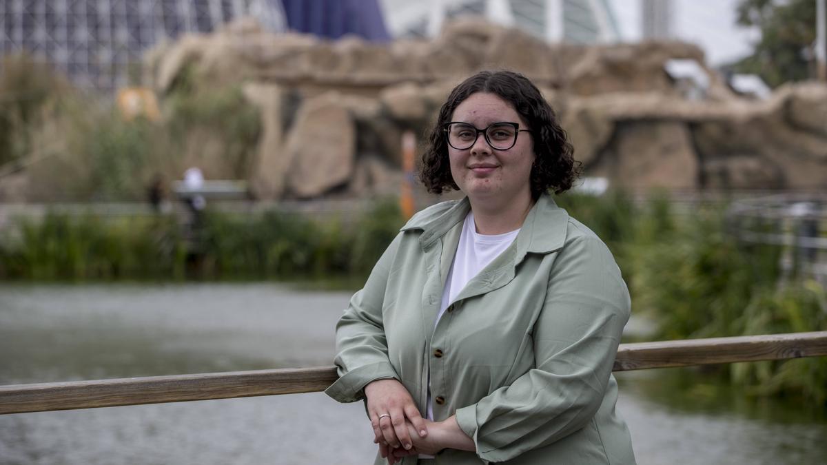 María Maceiras en la zona exterior del Oceanogràfic.