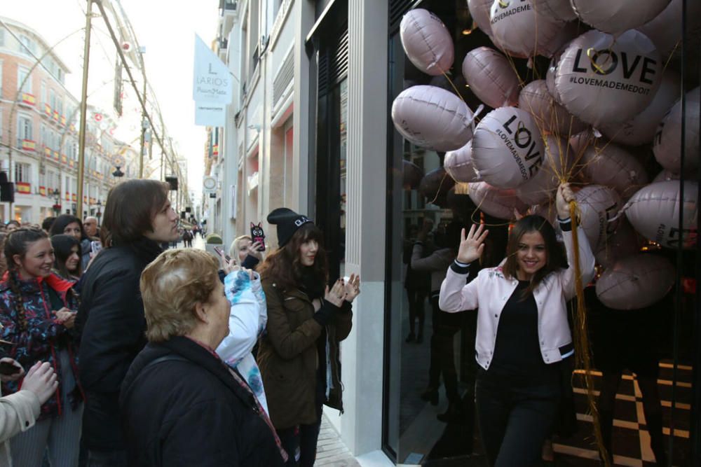 Muchas personas aguardan a la apertura de las puertas del comercio para ser las primeras en conocer la nueva tienda de la prestigiosa firma internacional de lenceria