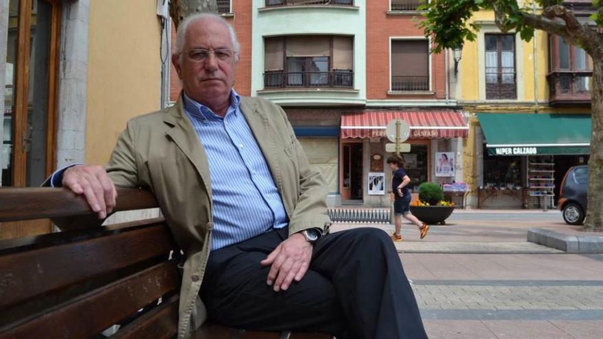 Alberto Foyo en la plaza Nueva de Ribadesella.