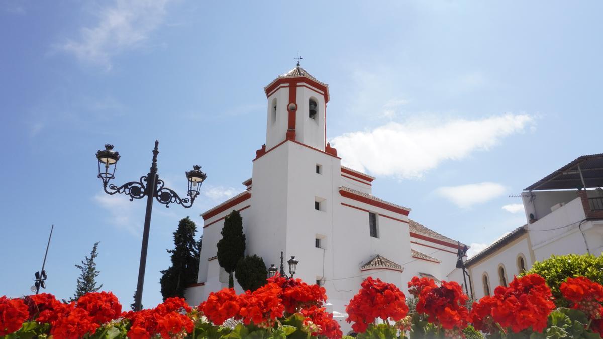 Vista de la iglesia de Alozaina desde el parque