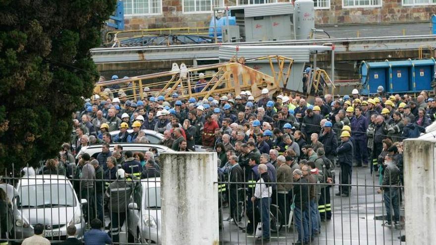 Concentración de trabajadores a la puerta del astillero tras conocerse el accidente mortal.