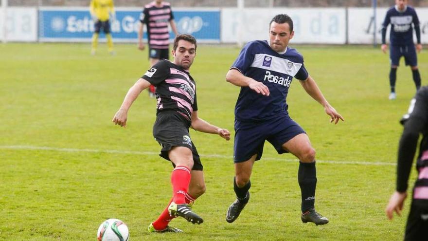 Geni, que abrió el marcador ante el Tuilla, disputa un balón con Kike.