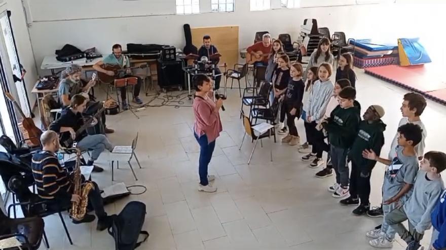 Els alumnes de l’escola de Sant Esteve de Guialbes homenatgen el cantautor Pau Riba amb un musical