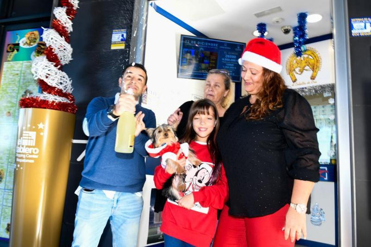 22-12-19  GRAN CANARIA. ZONA SUR. SAN BARTOLOME DE TIRAJANA. Seguimiento de la Loteria de Navidad en la Zona Sur, en la foto la Administracion de Loteria del Centro Comercial El Tablero que dio un 5º Premio. Fotos: Juan Castro.  | 22/12/2019 | Fotógrafo: Juan Carlos Castro