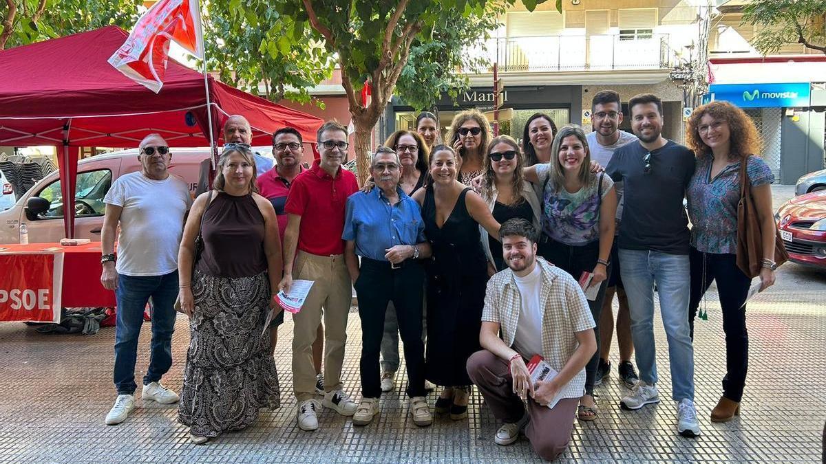 Concejales y militantes socialistas, este sábado junto a la carpa informativa montada en Sant Joan.