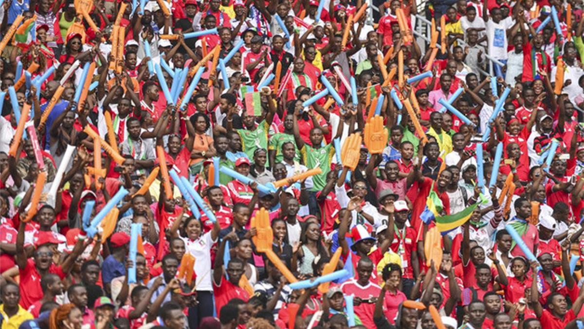 Aficionados de la Copa África justo antes de entrar en uno de los estadios de Bata