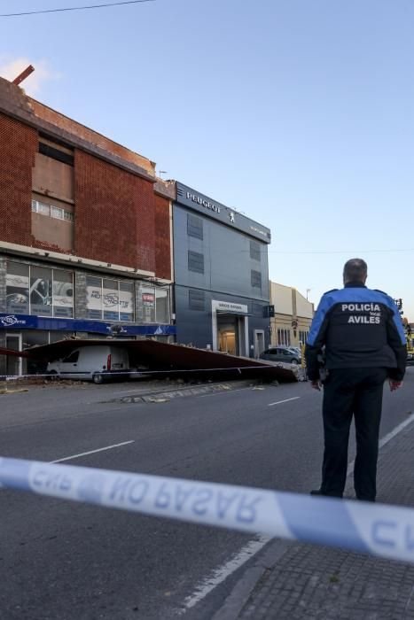 El viento derriba la cubierta de una nave en Avilés que aplasta media docena de coches