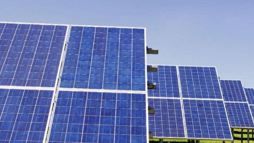 La localidad prevé instalar tres plantas fotovoltaicas.