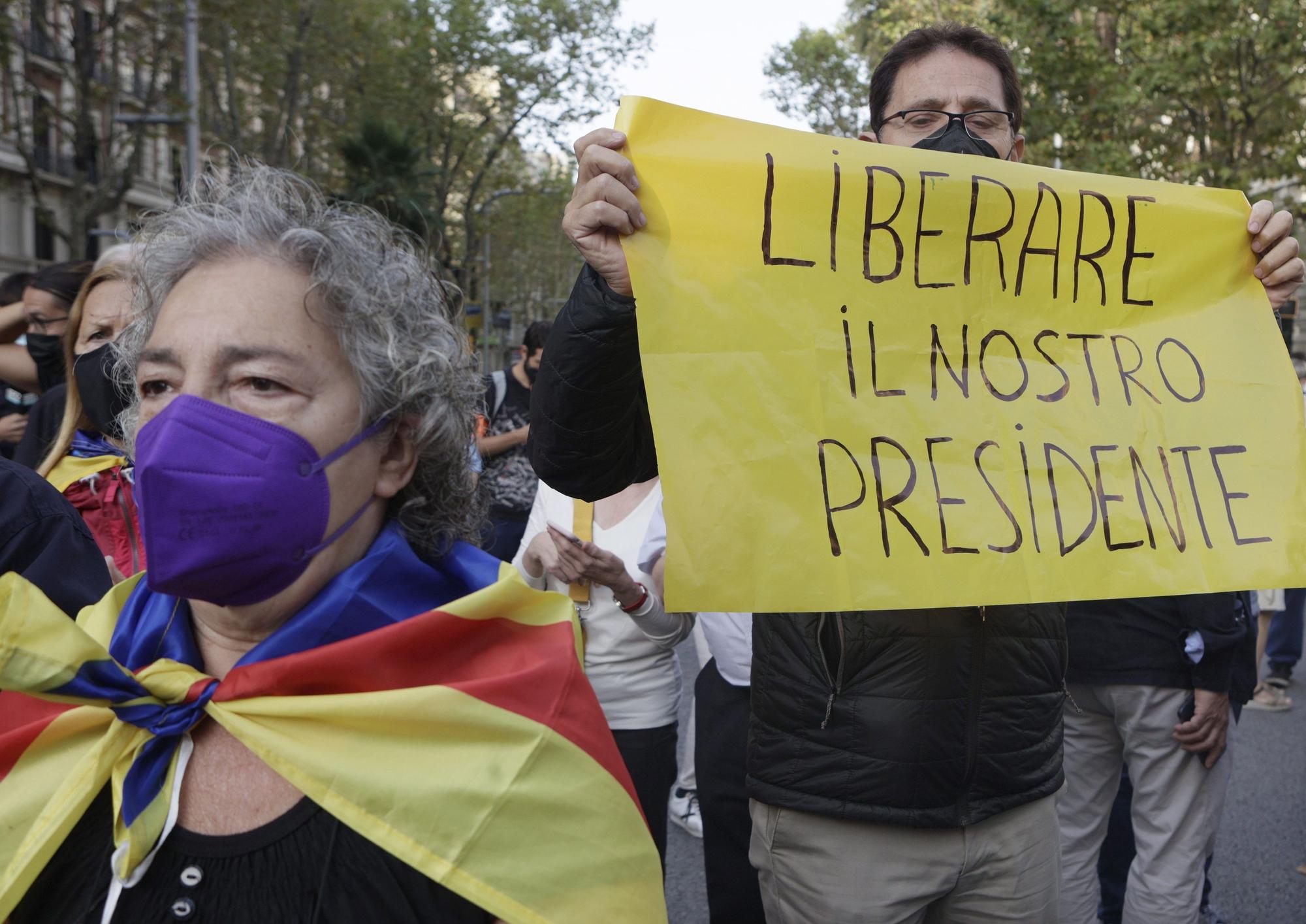 Manifestació a Barcelona en contra de la detenció de Carles Puigdemont a Itàlia