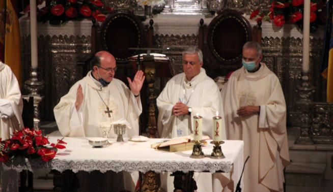 El obispo celebra misa en el Santuario.