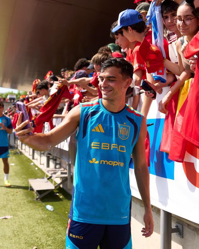 Pedri mira al futuro del FC Barcelona y señala a un jugador que se enfrentó al CD Tenerife y a la UD Las Palmas: "Es muy bueno"