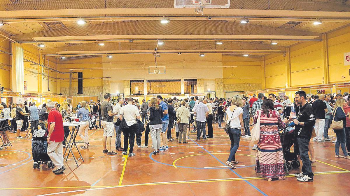 En la feria son habituales los jóvenes y las parejas con niño, algo inusual en el mundo del vino.