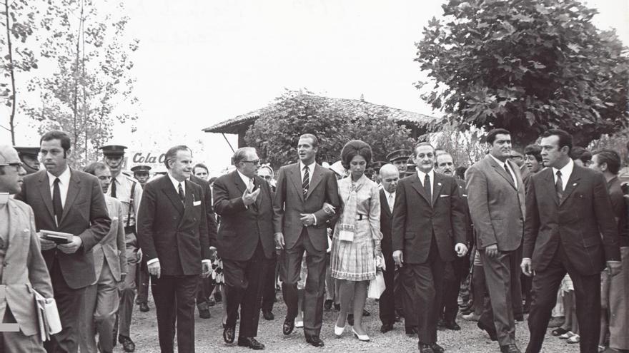 Tesoros del archivo personal de Luis Adaro: Así recorrió la Santina todo Gijón en 1958 y así empezó a levantarse la Feria de Muestras