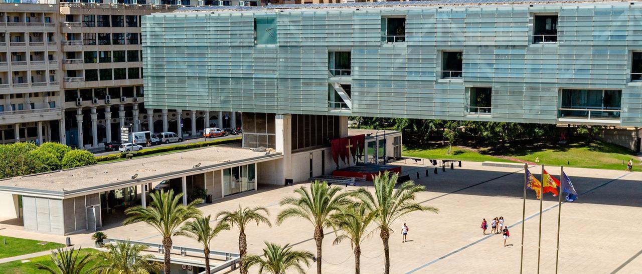 Fachada del Ayuntamiento de Benidorm.