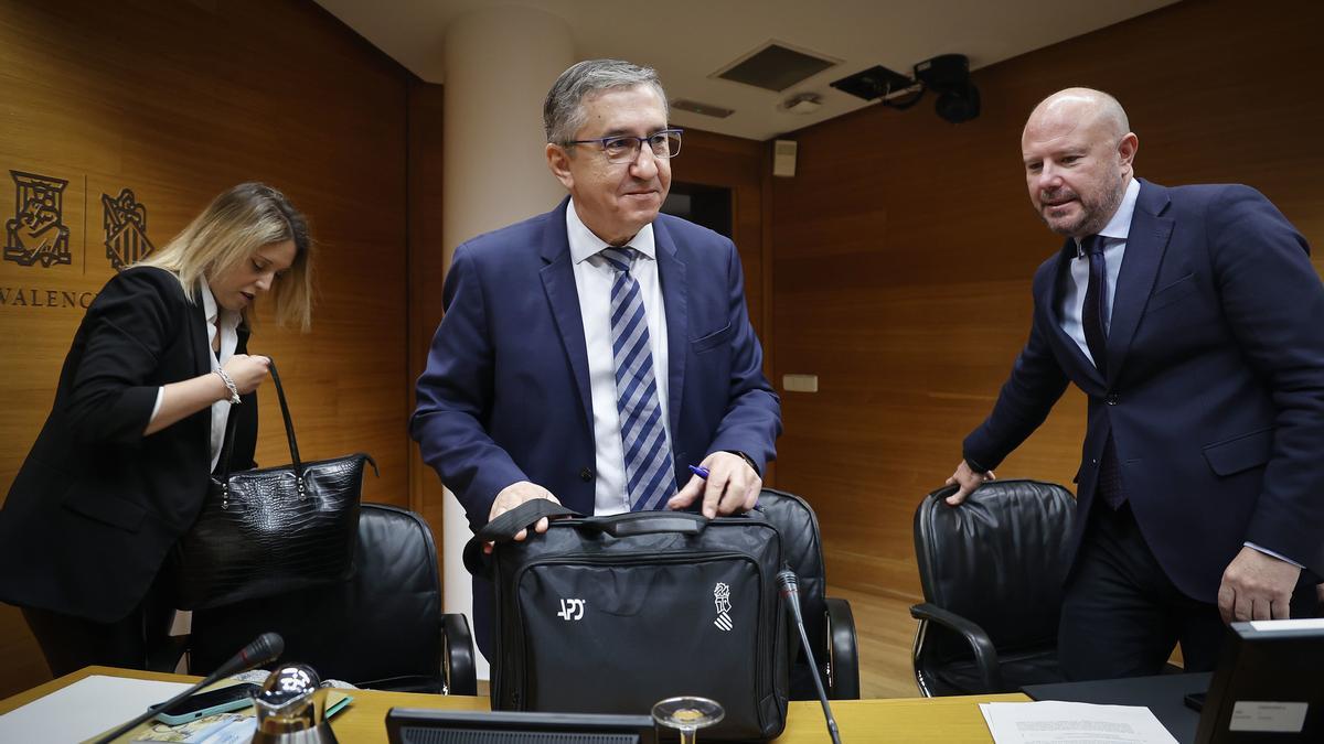 El conseller de Educación José Antonio Rovira en una comparecencia en Las Corts.