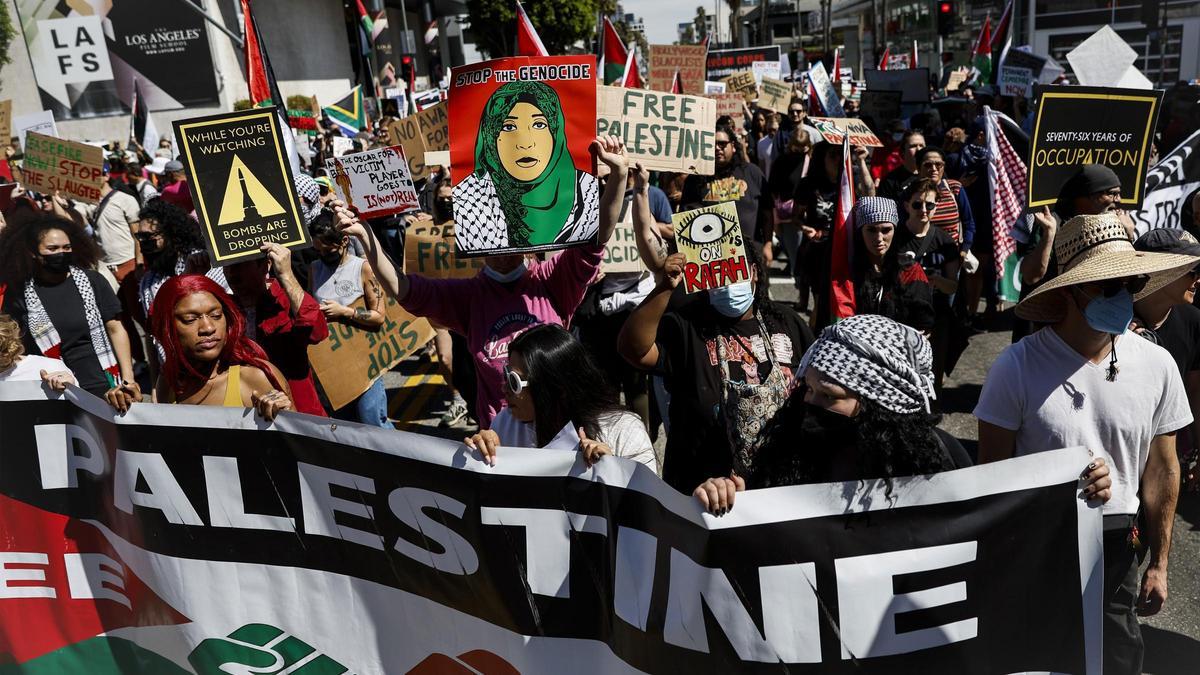 Manifestantes pro-palestinos reciben a las estrellas de los Óscar al grito de "dais vergüenza"