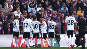 Los jugadores del Liverpool celebran un gol