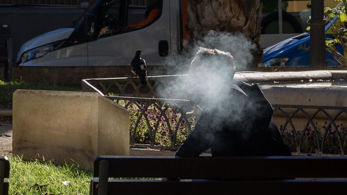 vaper, vapeando. humo, fumar