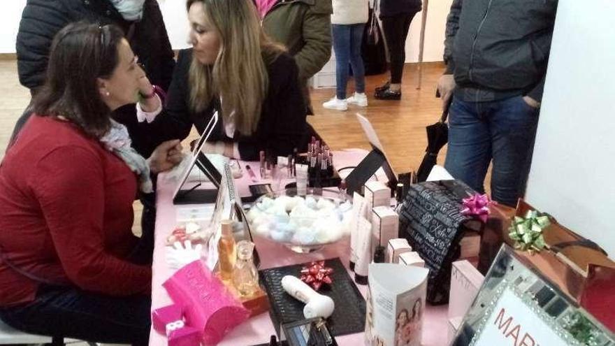 Participantes en el &quot;Showroom del regalo artesanal&quot; celebrado ayer en O Grove. // Muñiz