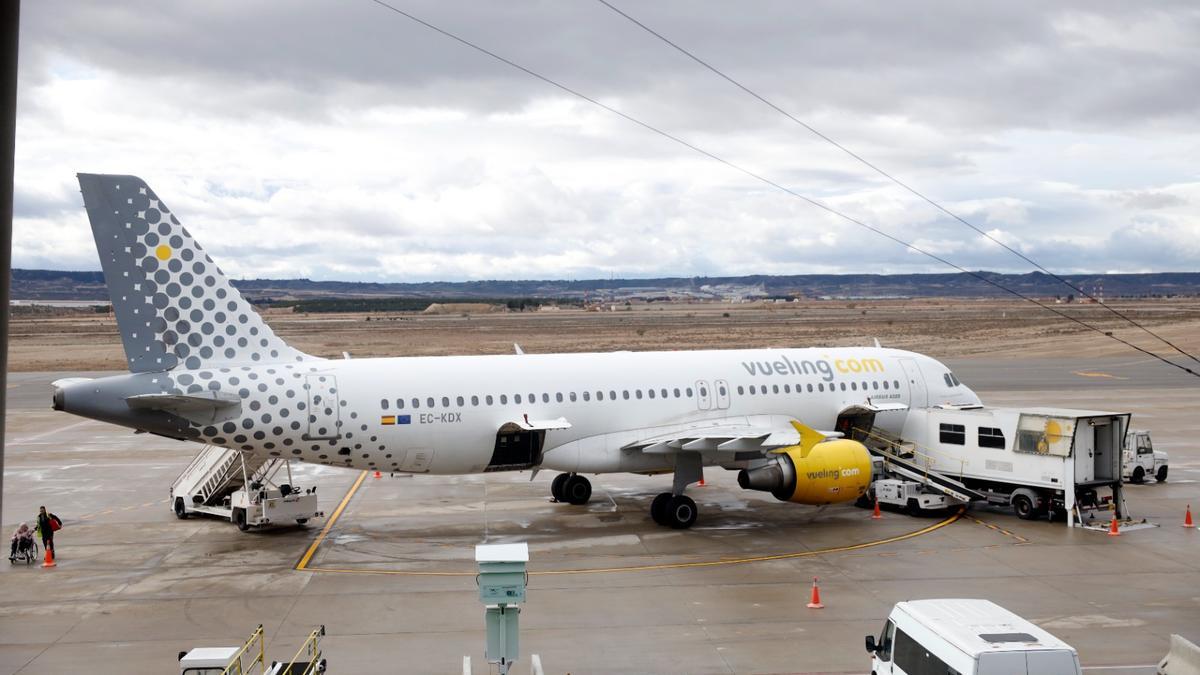 Un avión de Vueling en el aeropuerto de Zaragoza.